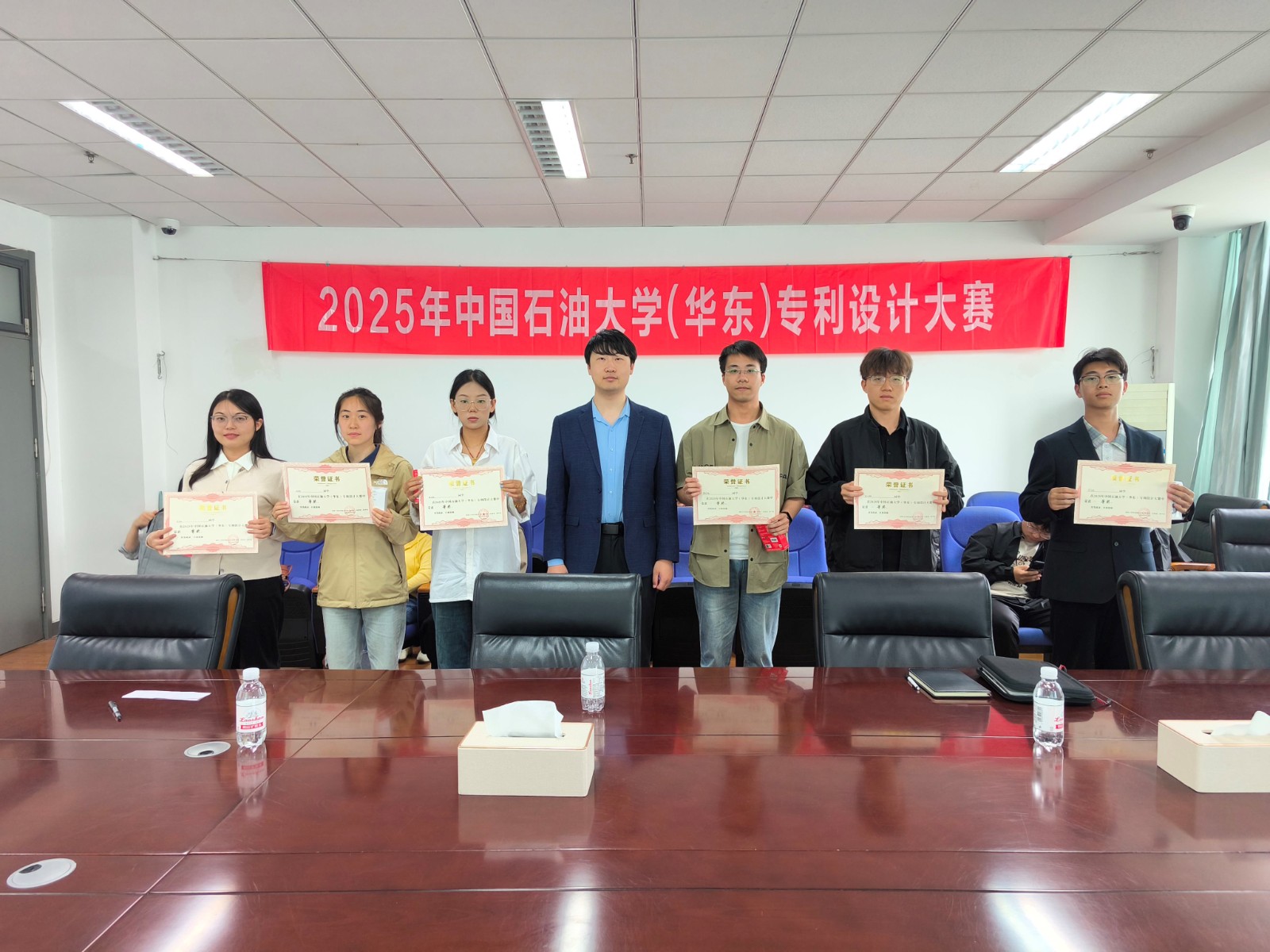 嘉宾为获奖学生颁奖1.jpg